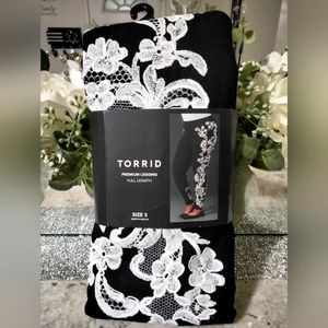 Nwts Women's size 3 Torrid Black leggings with White floral embroidery